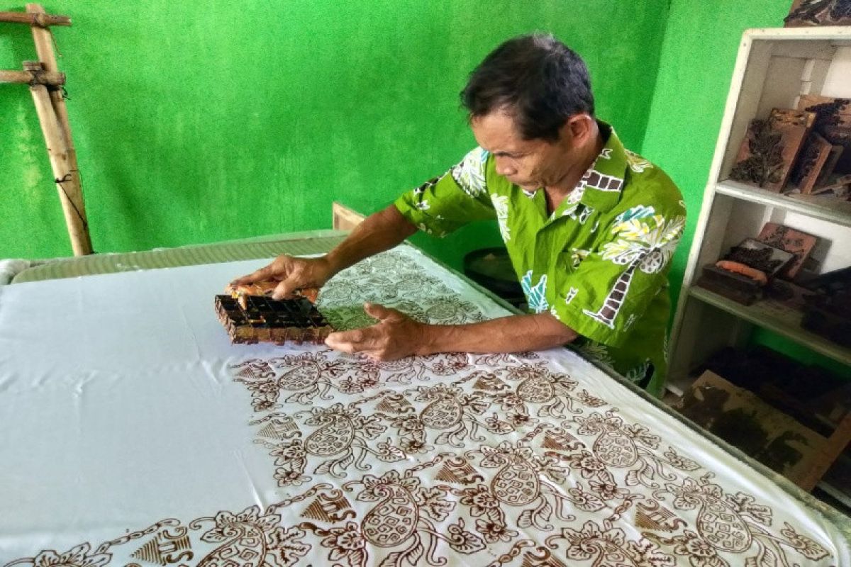 Semen Gresik dorong kemandirian kelompok difabel Blora Mustika dengan pelatihan dan prasarana membatik