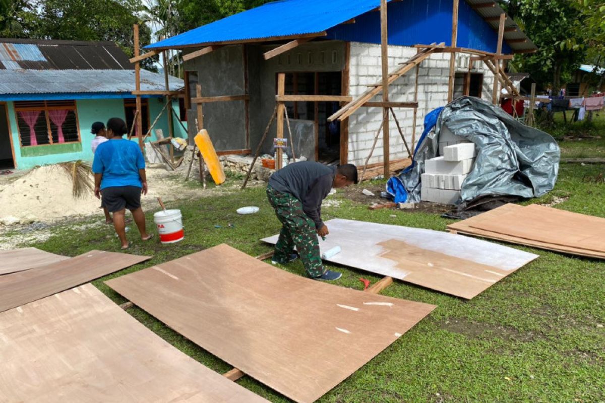 Kodim Biak Numfor mengecat triplek yang digunakan untuk plafon