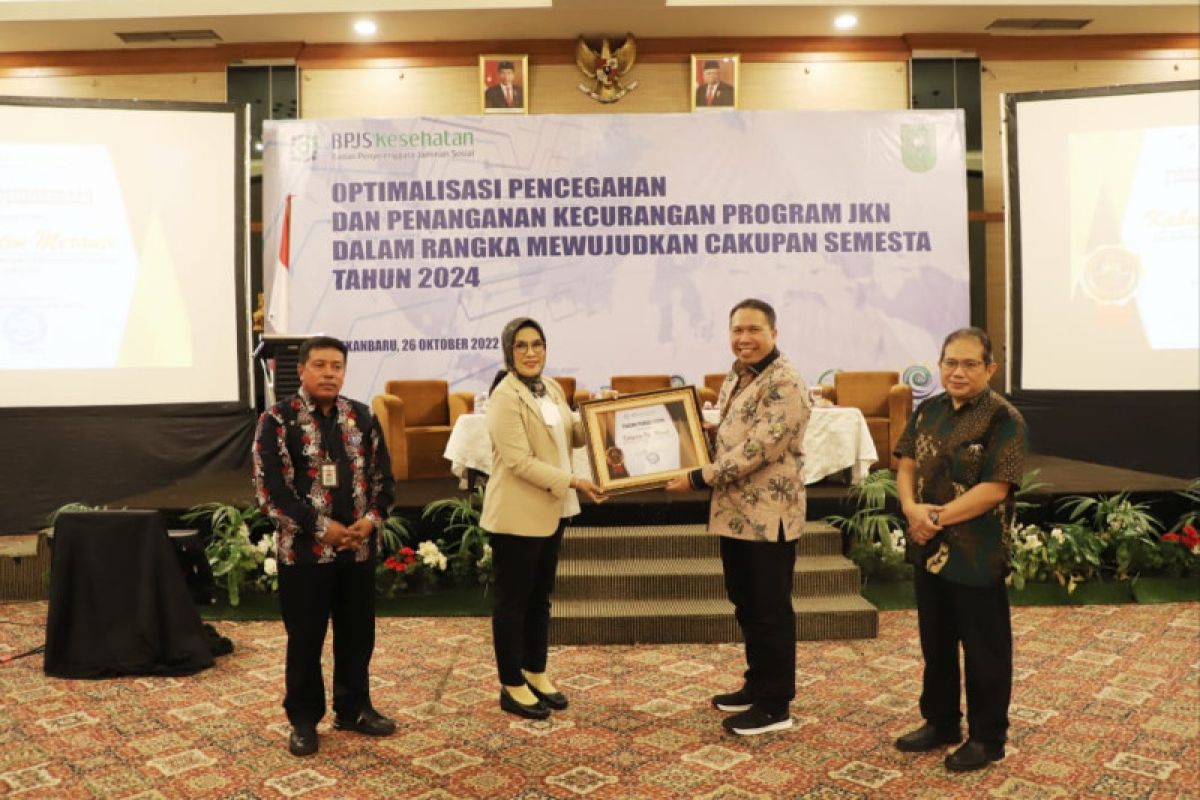 Pemkab Meranti terima penghargaan UHC 2022 dari BPJS