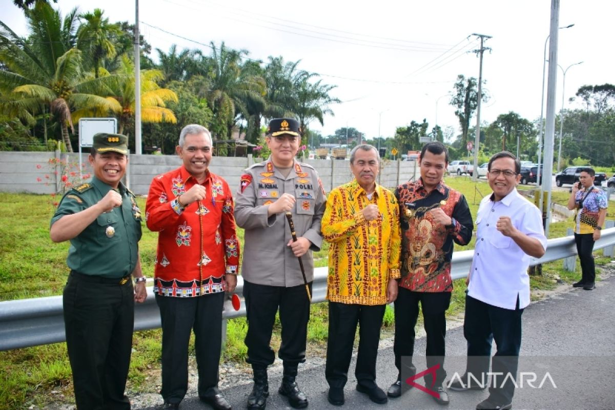 Bupati Kampar uji coba tol Pekanbaru-Bangkinang dengan mobil dinas