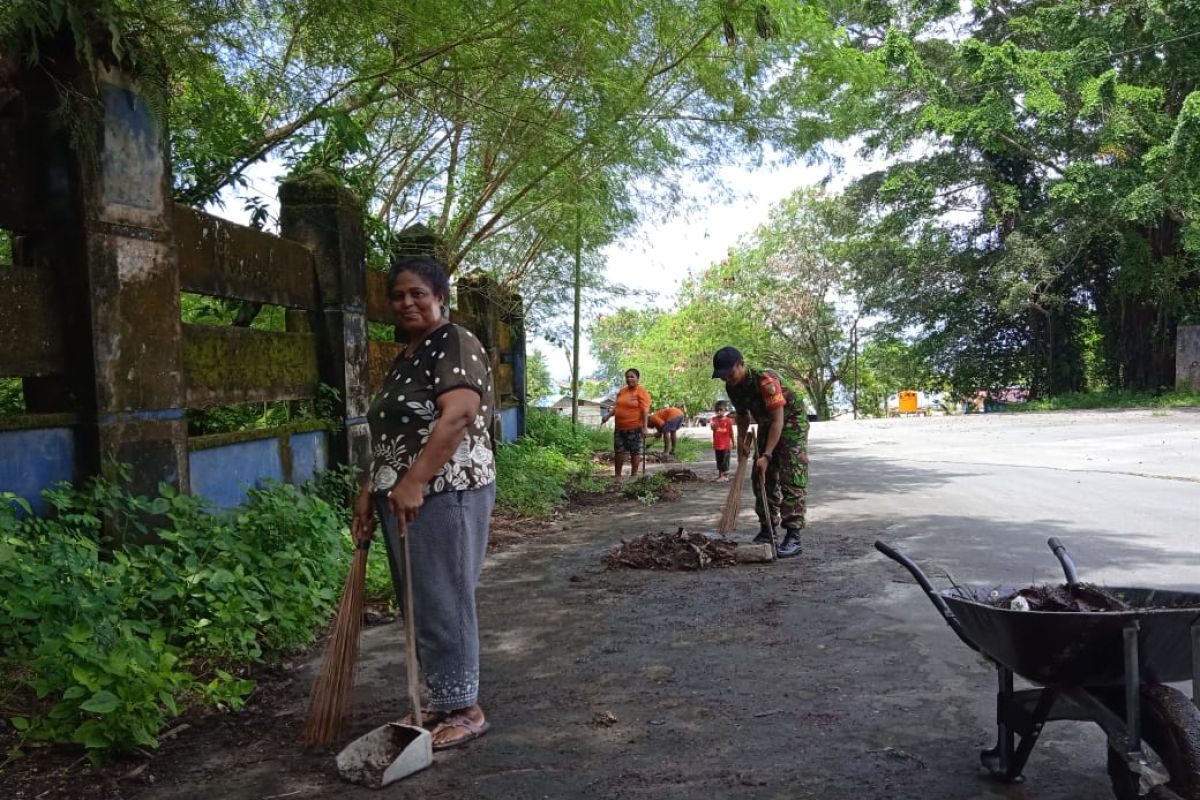 Koramil 1708-01/Biak Kota bersama warga membersihkan bahu jalan