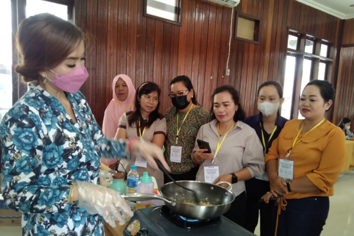 Pelaku usaha di Gumas dilatih kelola makanan tradisional