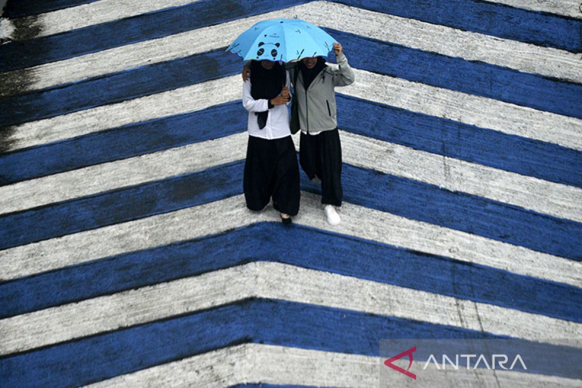 Waspada, hujan lebat  diprakirakan terjadi di sebagian besar provinsi Indonesia