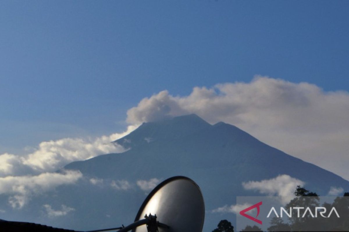 Gunung Kerinci erupsi lontarkan abu