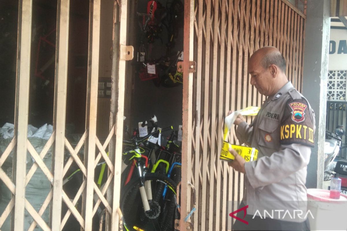 Pencuri terekam CCTV saat bobol toko sepeda di Kudus