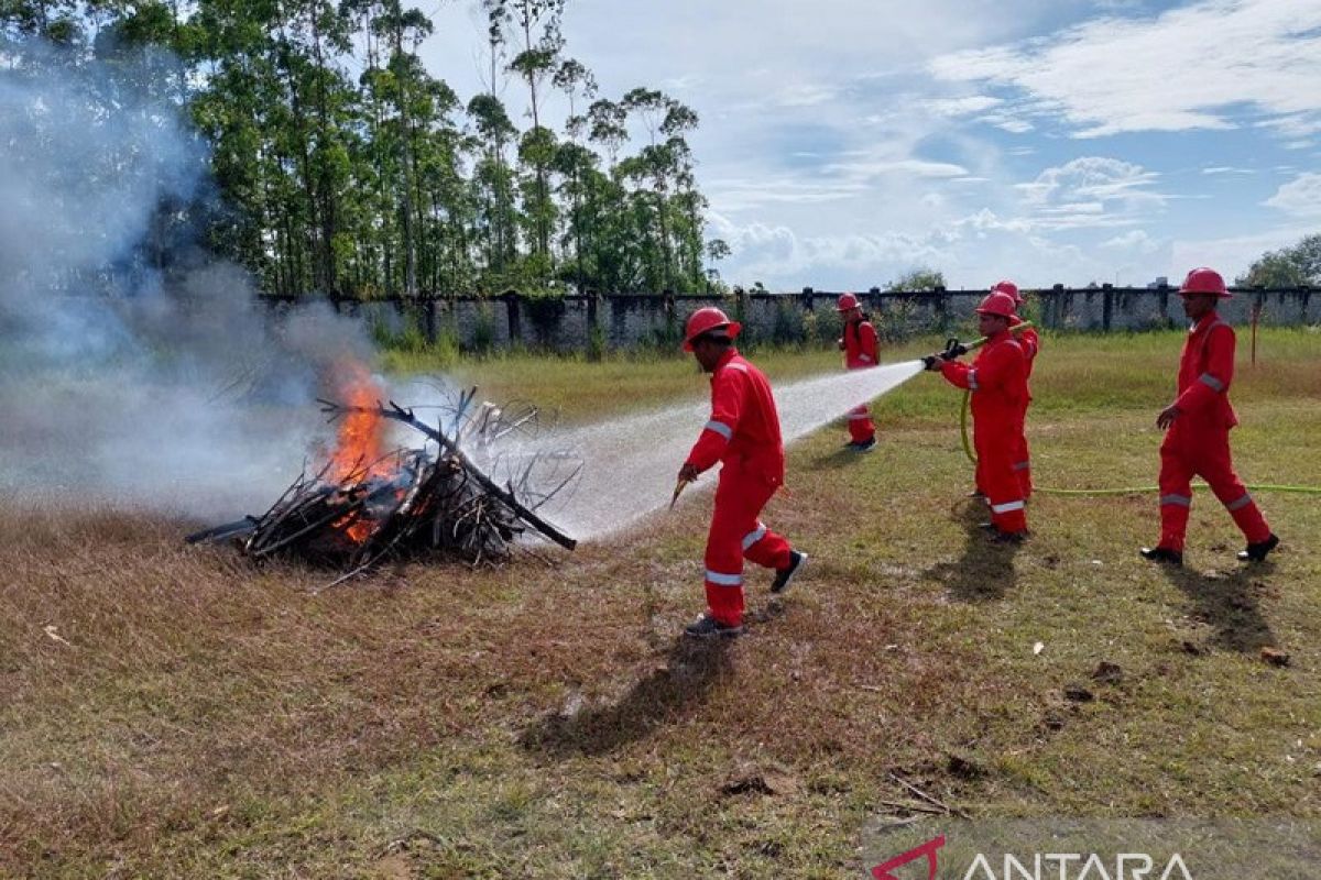 Manggala Agni Korwil Riau latih Diskar RPK PT Arara Abadi dan Mitra APP Sinar Mas untuk pencegahan dan penanggulangan karhutla