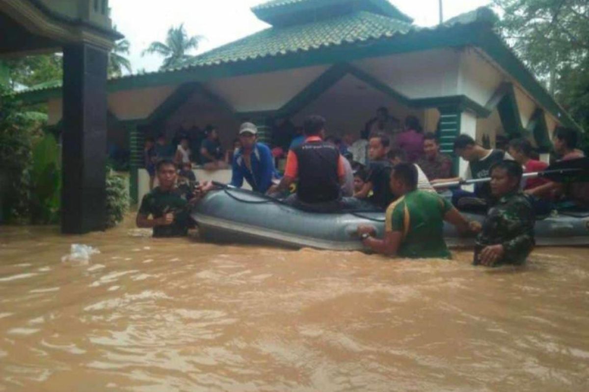 Satu desa di Lampung Barat diterjang tanah longsor