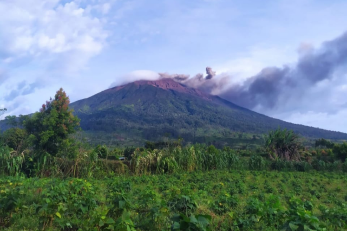 PVMBG laporkan Gunung Kerinci kembali erupsi, lontarkan abu setinggi 200 meter