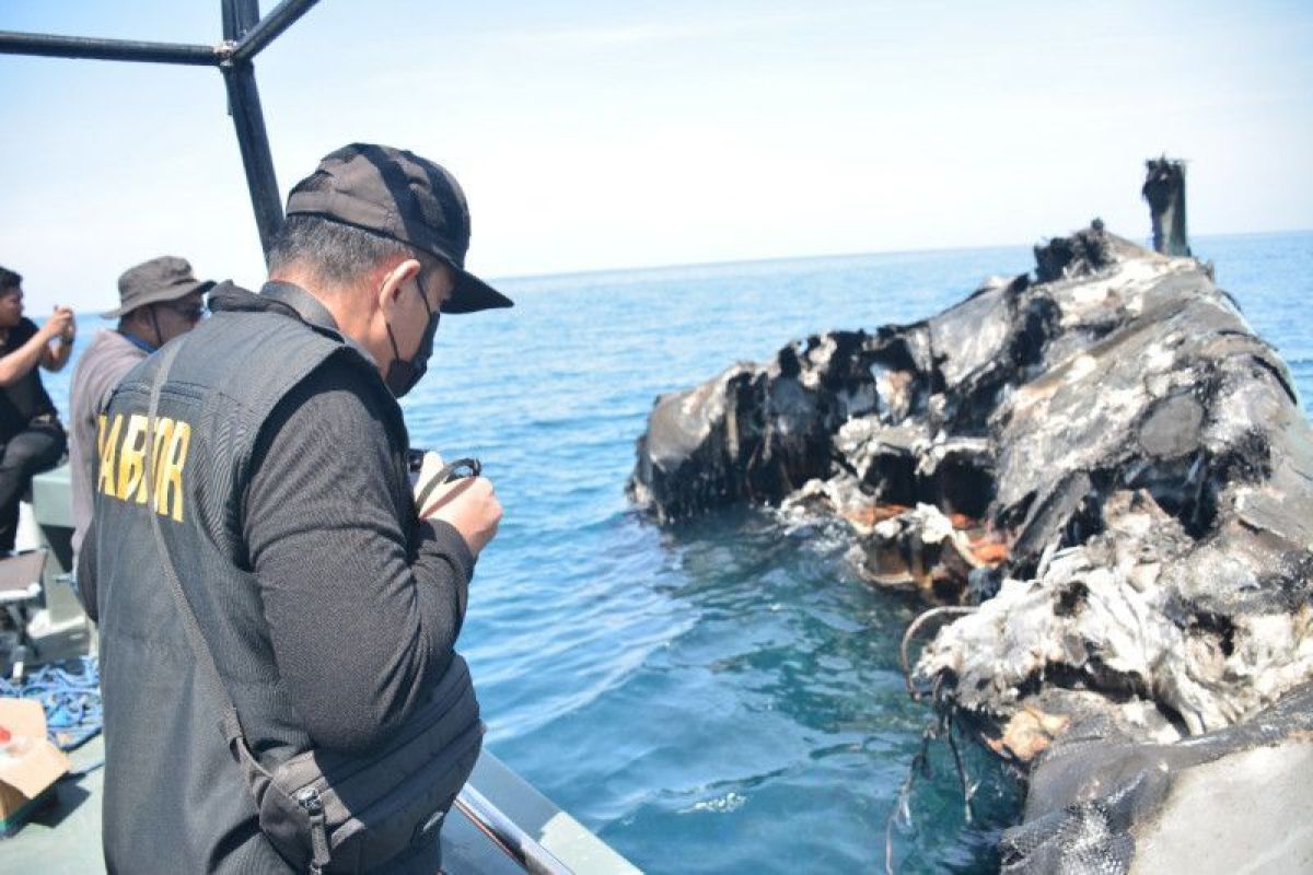 Tim labfor Polda Bali selam sedalam 20 meter olah TKP kapal Cantika Express 77 yang terbakar