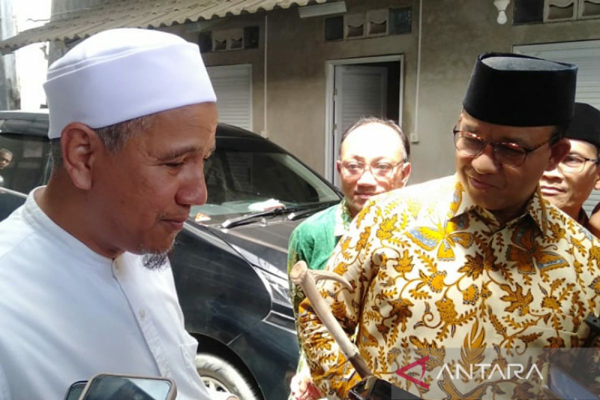 Anies Baswedan terima kenang-kenangan tongkat saat temui Habib Novel