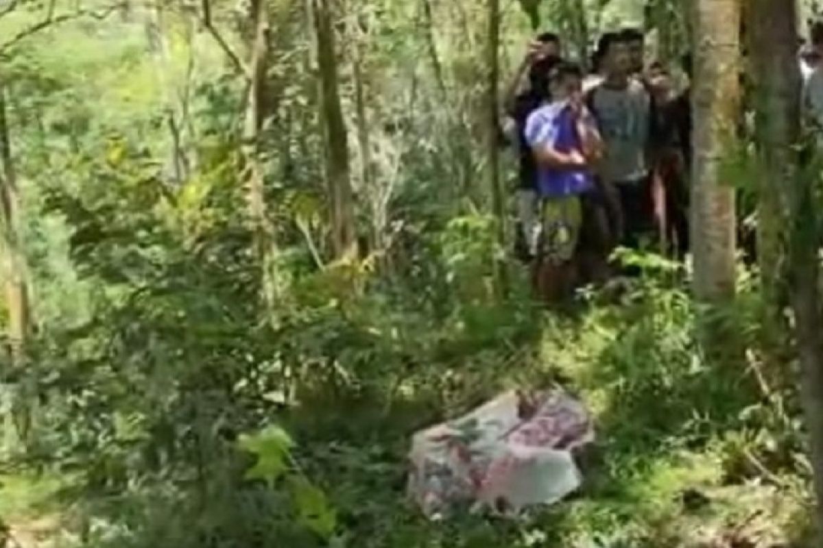 Warga Jepara temukan mayat dalam karung di perkebunan Desa Kepuk