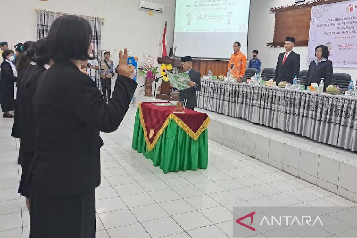 Bupati minta panwaslucam se-Gumas bekerja profesional awasi Pemilu 2024