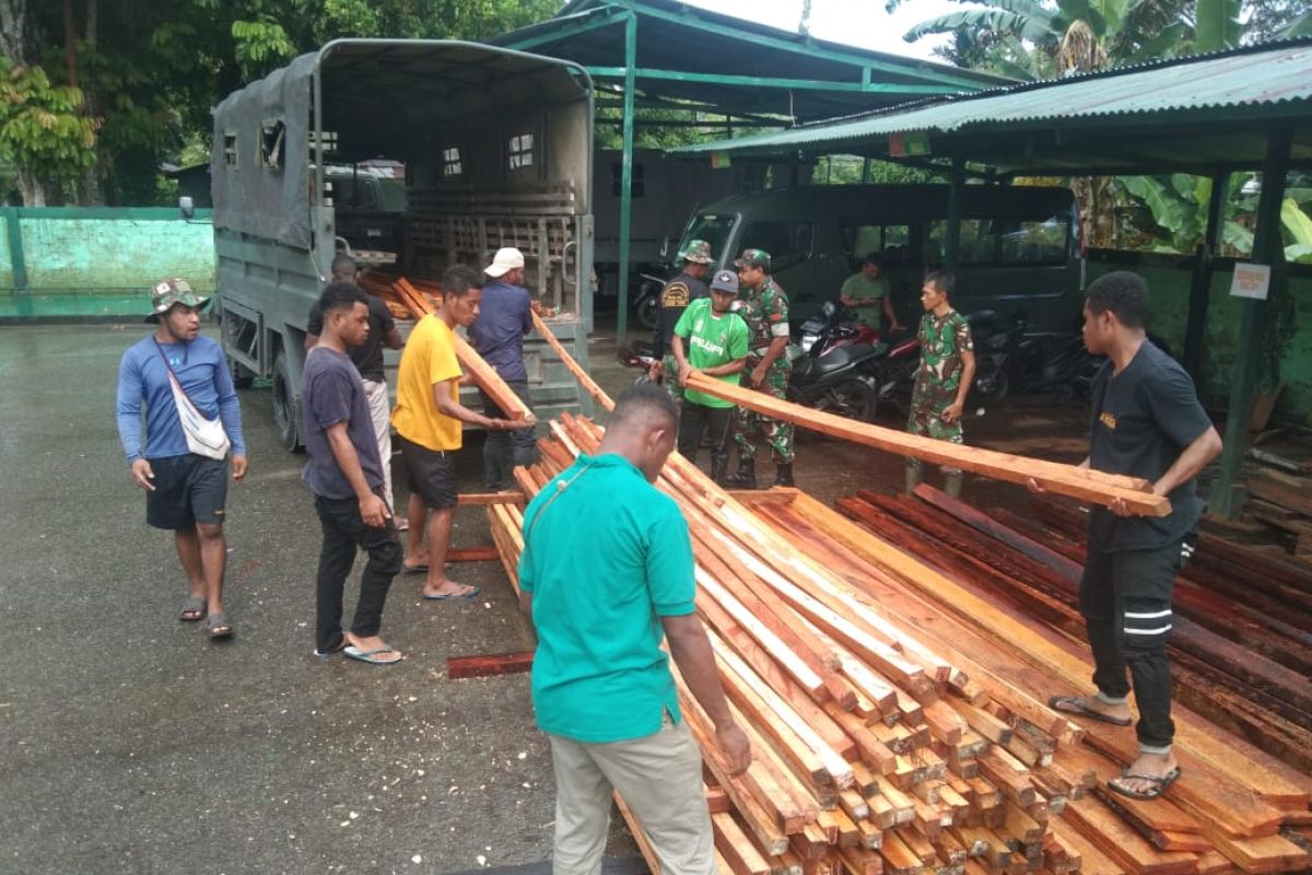 Satgas TMMD Biak Numfor mendistribusikan kayu ke lokasi sasaran fisik