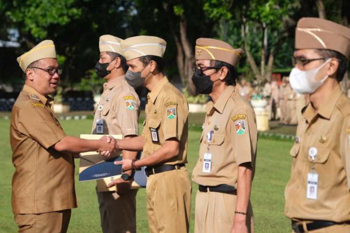 Pemkot Magelang beri penghargaan 57 pegawai  berperestasi