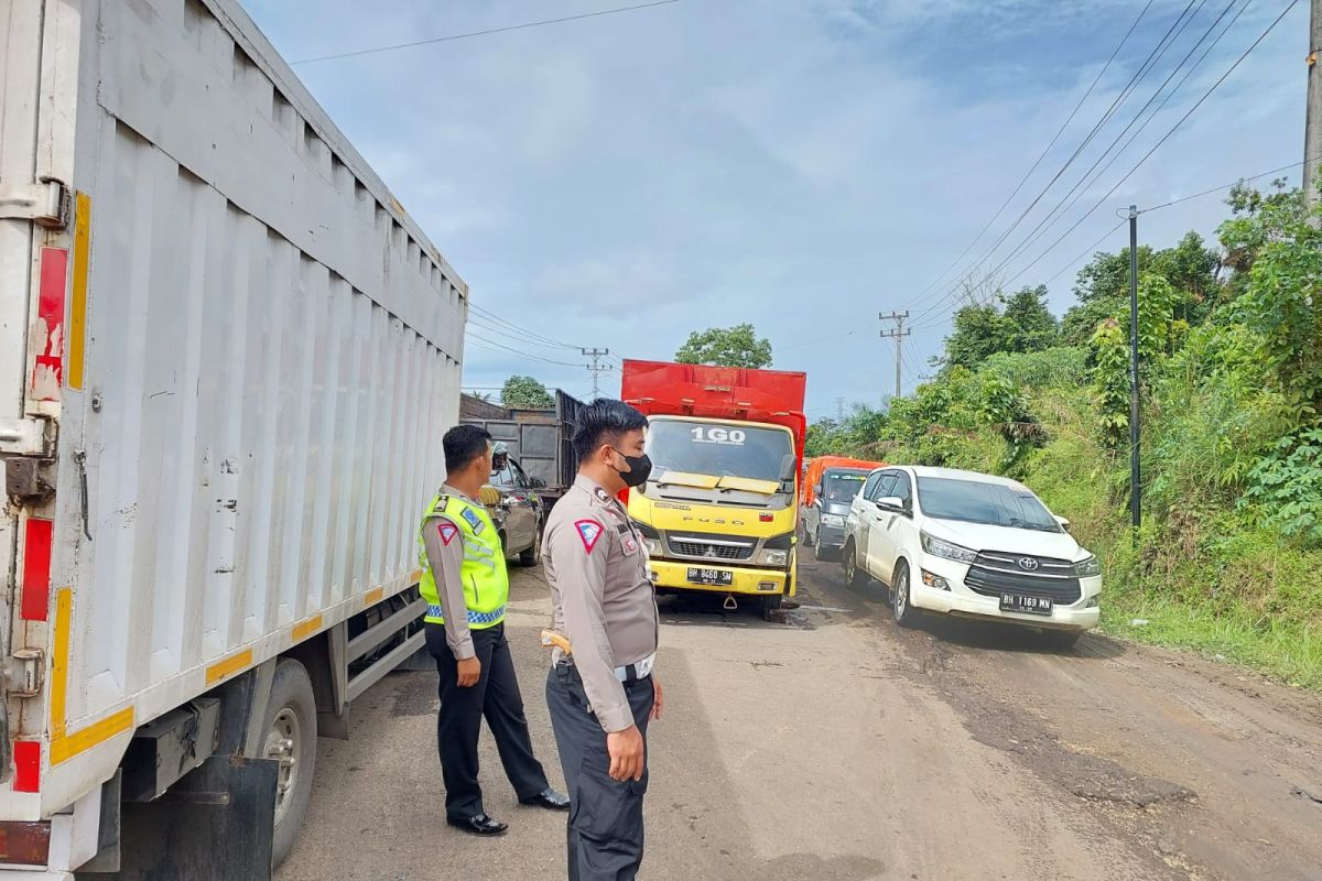 Polisi hentikan sementara operasional truk batu bara