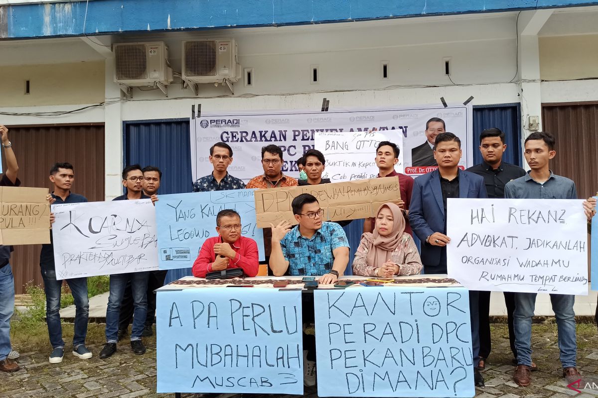 SK tak kunjung keluar, puluhan pengacara Peradi Pekanbaru demo