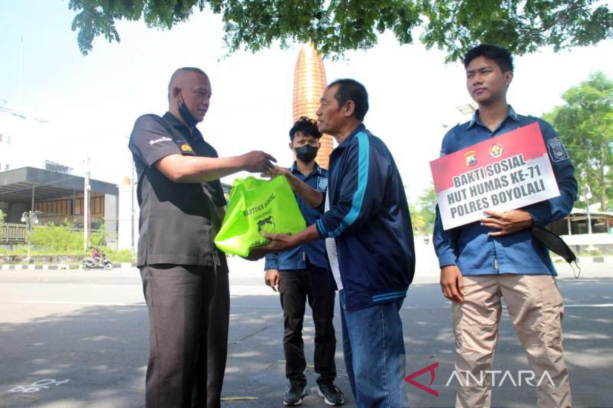 Polres Boyolali bagikan sembako kepada warga kurang  mampu