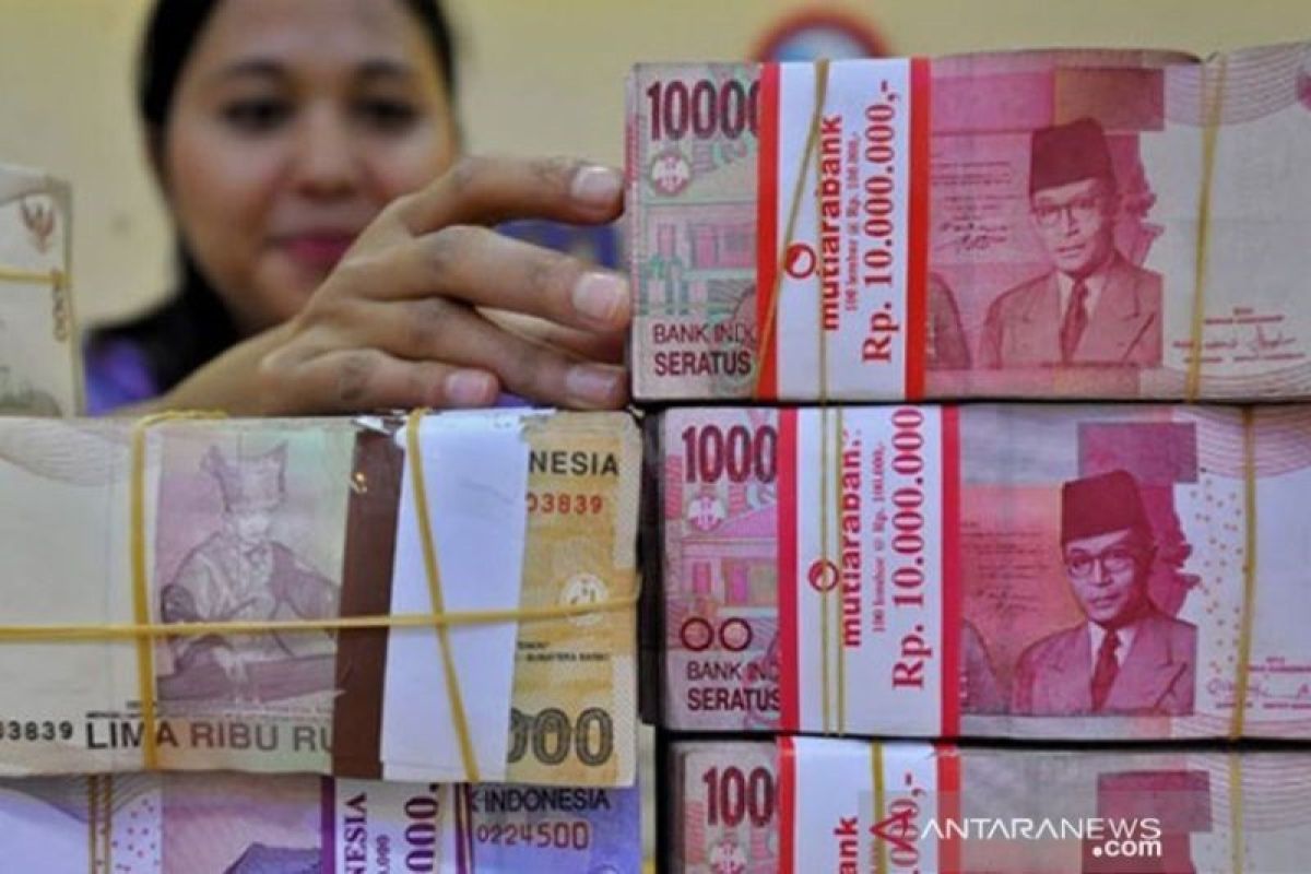 Rupiah awal pekan melemah