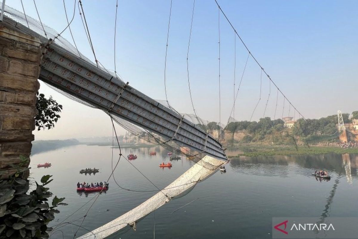 Korban tewas akibat jembatan ambruk di India naik jadi 135 orang