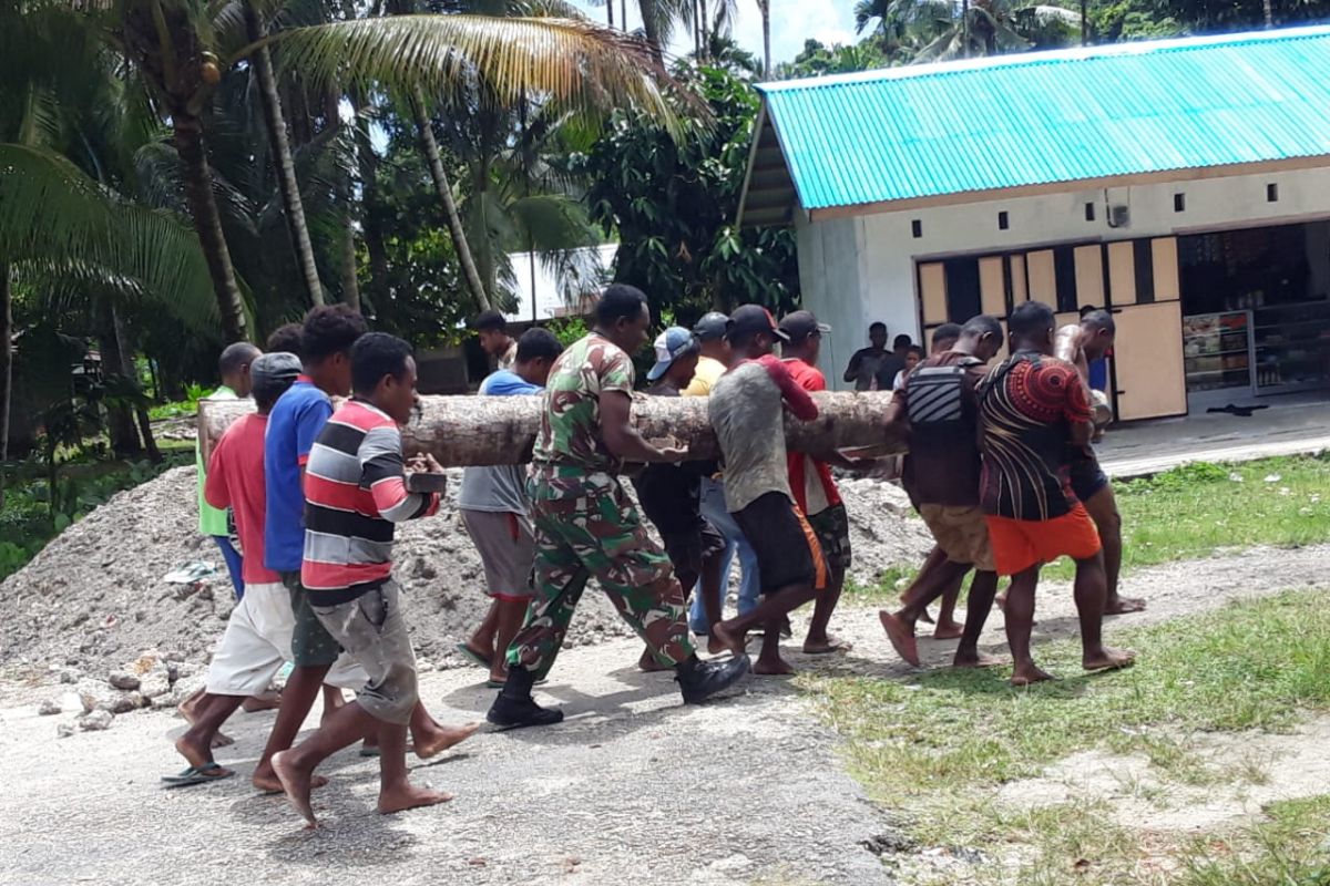 Koramil 1708-02/Biak Utara bersama warga bangun jembatan darurat