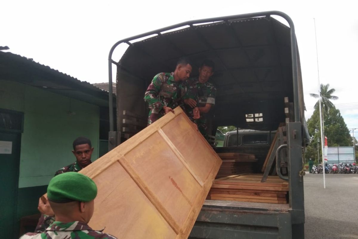 Satgas TMMD bawa material ke lokasi pengerjaan di Kampung Sorido