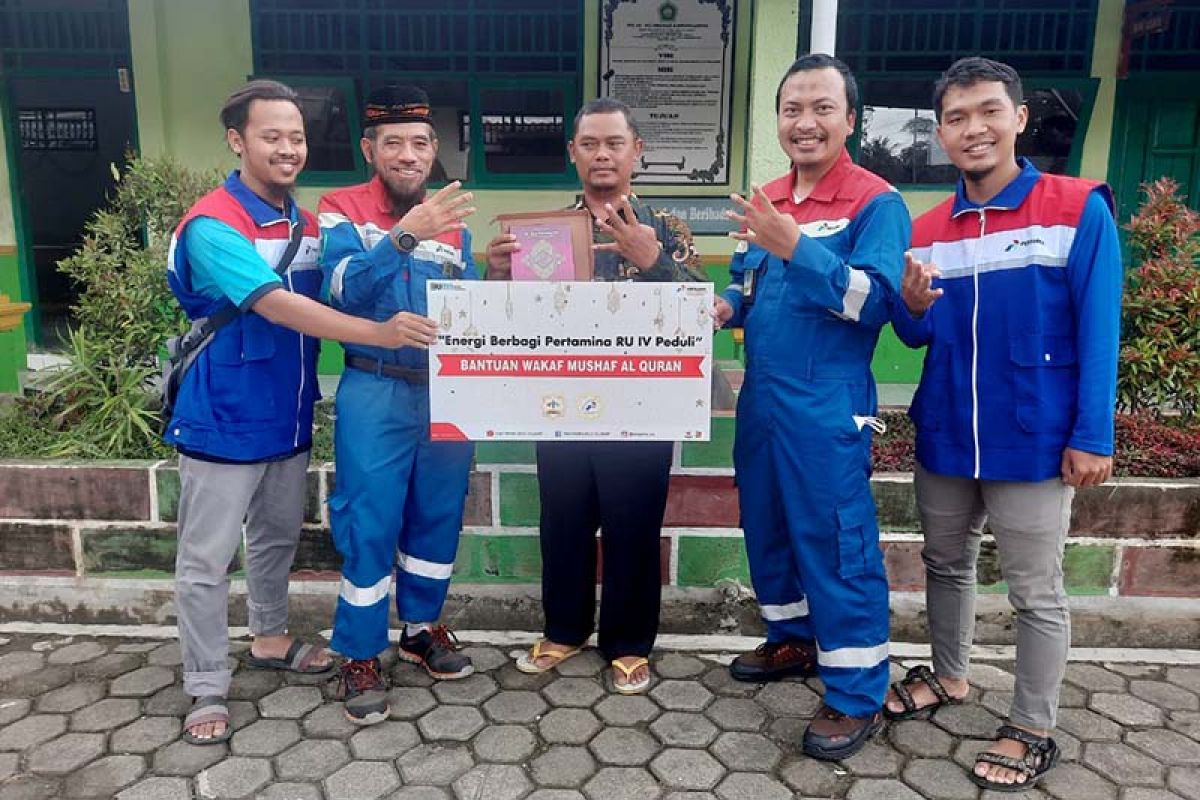 Relawan Pertamina Cilacap serahkan wakaf Al Quran untuk sekolah terdampak banjir