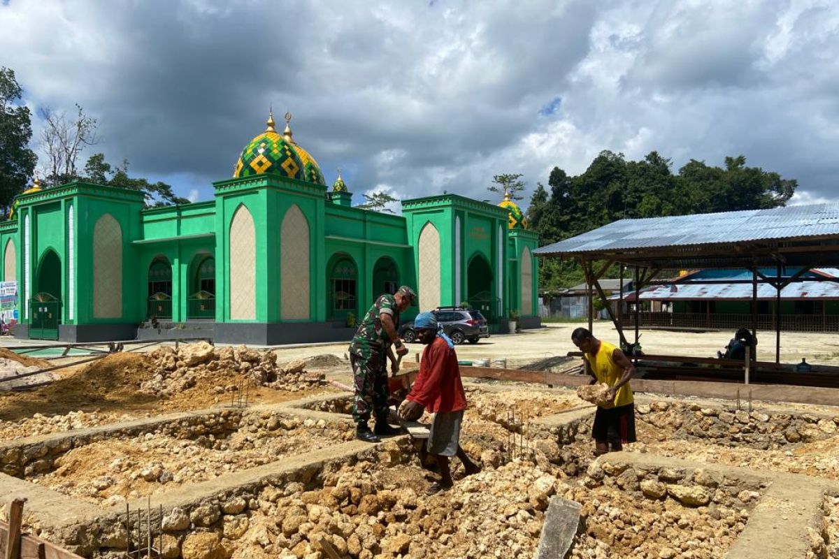 Koramil Supiori Selatan bersama warga bangun rumah imam Masjid An-Nur