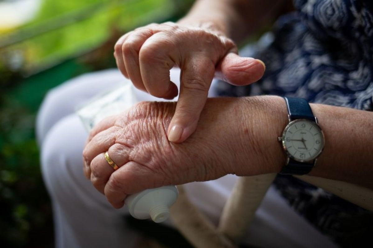 Dokter sarankan lansia untuk mandi maksimal 10 menit