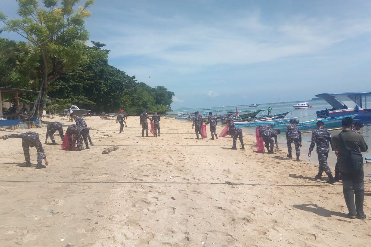 Prajurit Lantamal VIII  bersihkan pantai pada Festival Bunaken