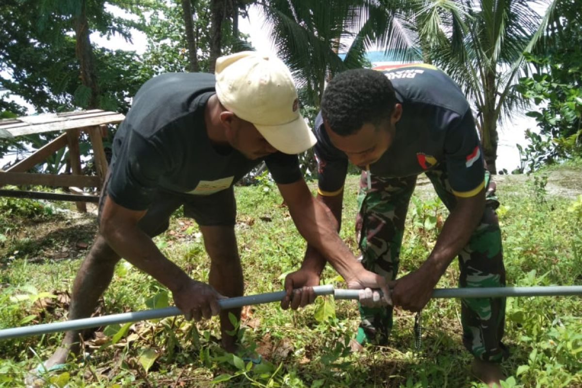 Anggota Satgas TMMD bantu warga perbaiki pipa air