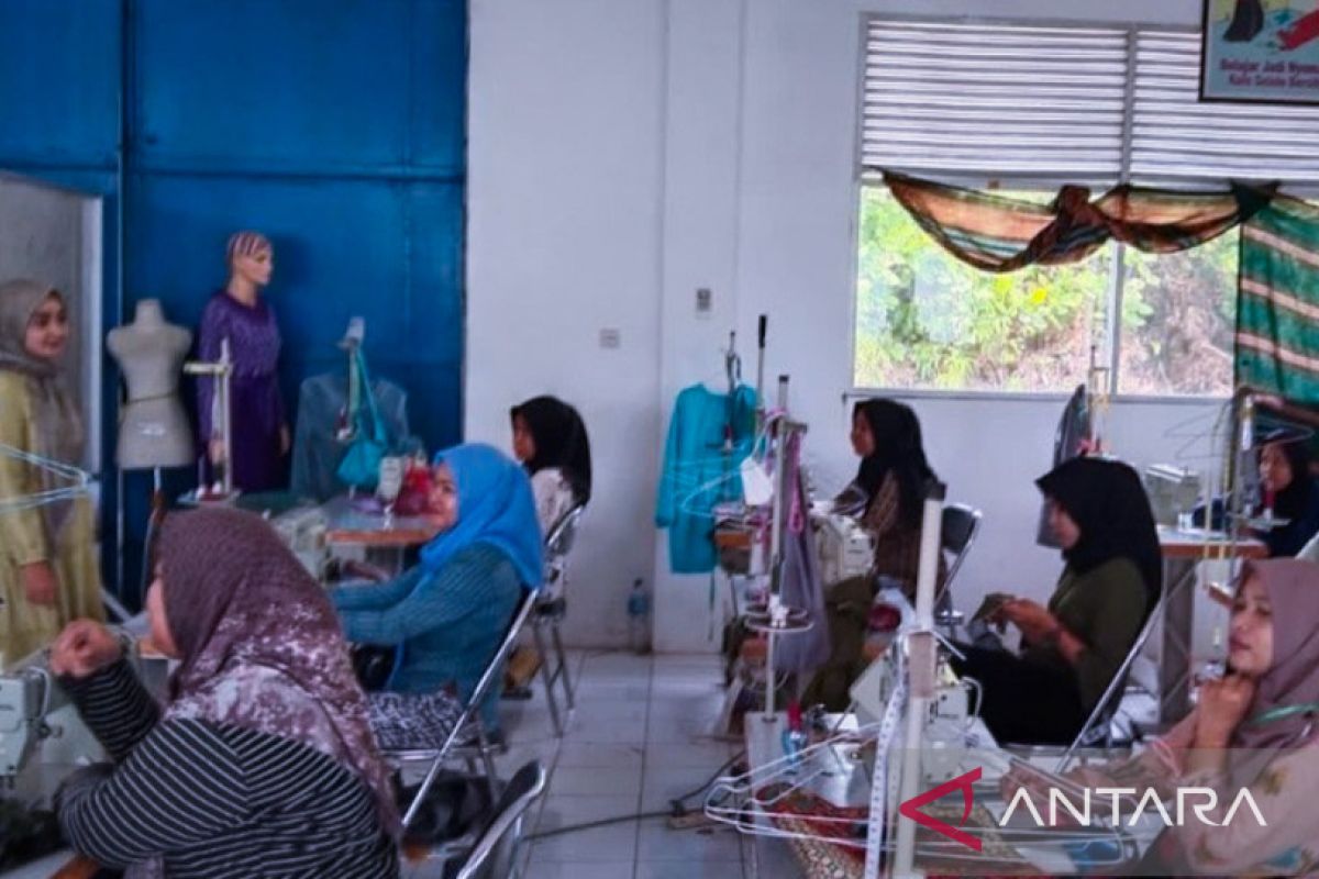 Balai Latihan Kerja Natuna latih warga jahit pakaian