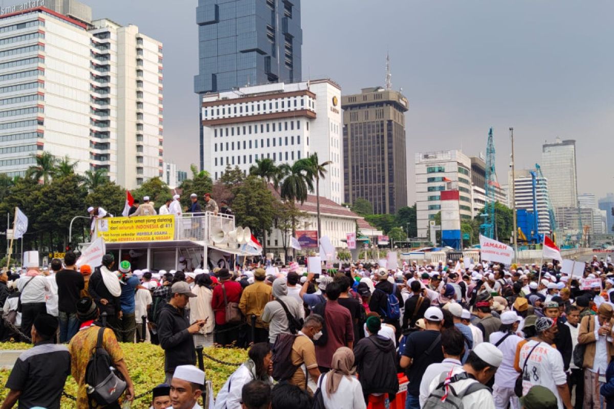 Massa padati Kawasan Tugu Arjuna Widjaja Jumat siang