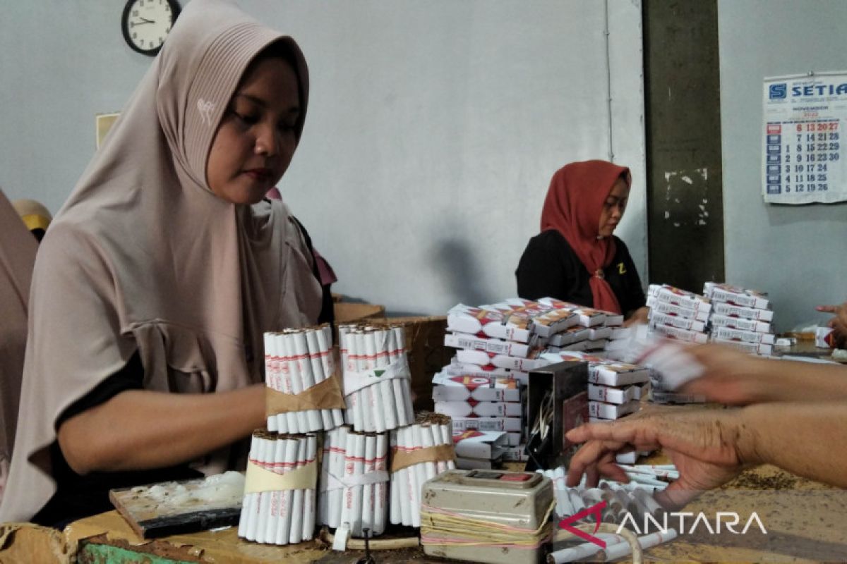 Tarif cukai rokok naik, ini tanggapan pabrik rokok golongan kecil di Kudus