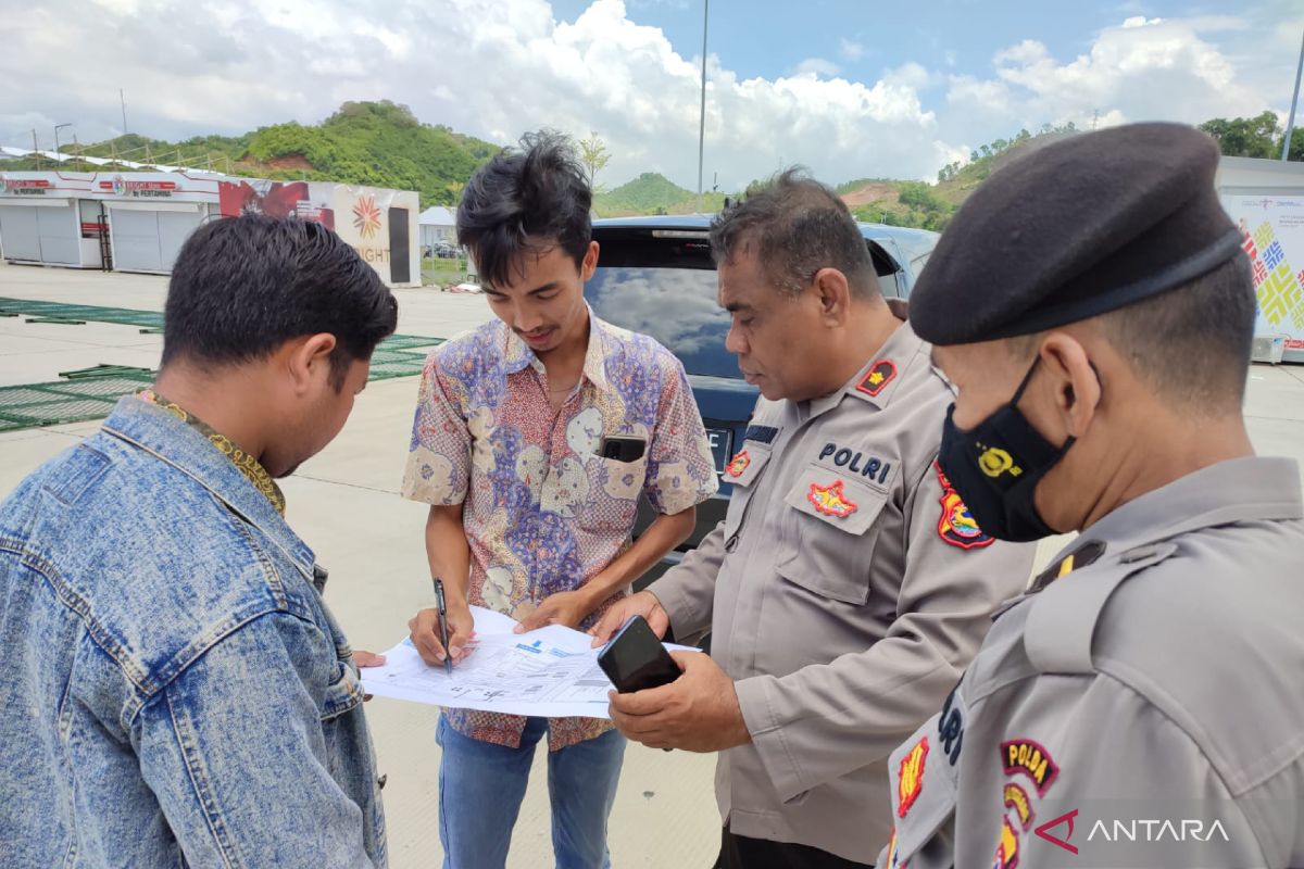 Polisi menyiapkan alat penunjang keamanan di tiga pintu Sirkuit Mandalika