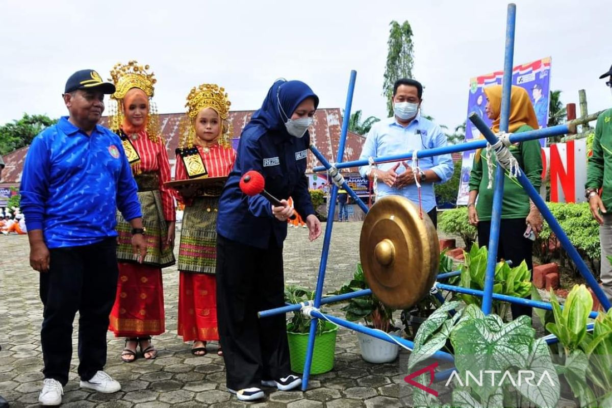 Bupati Inhu beri semangat kepada peserta PORSENI 2022