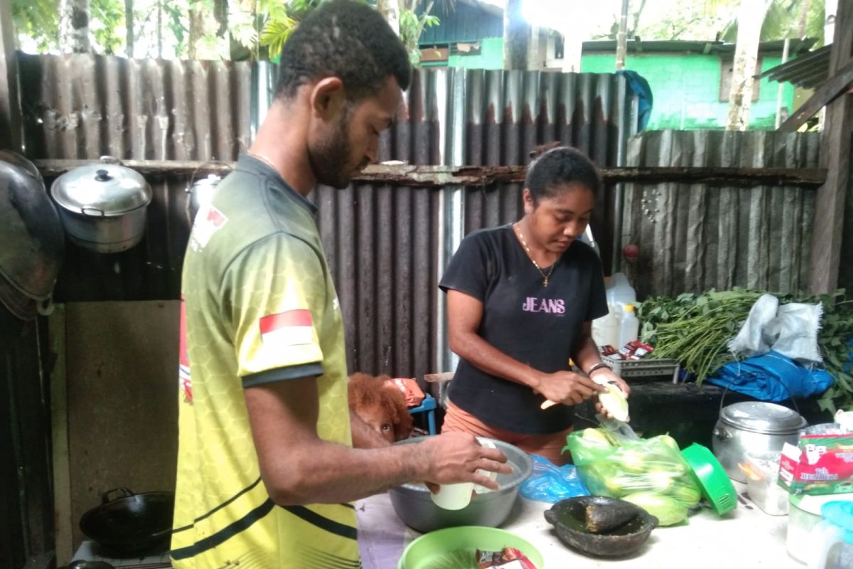 Anggota Satgas TMMD bantu warga binaan menyiapkan makan siang