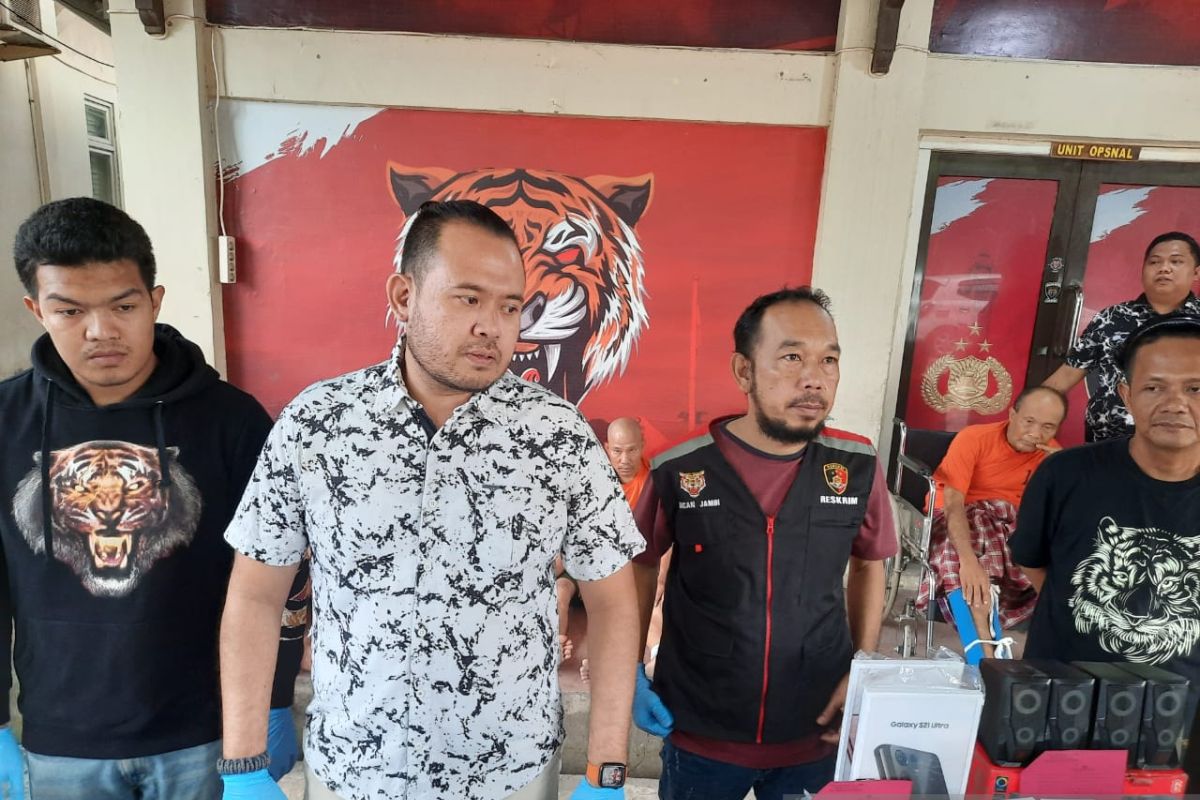 Polisi ringkus tujuh perampok toko handphone