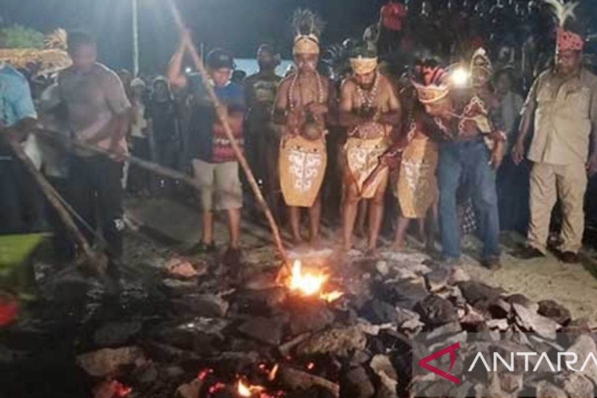 Bupati Jayapura buka ritual jalan di atas barah batu