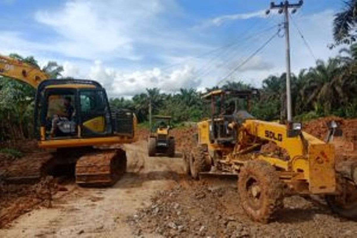 Jalan rusak di Inhu mulai diperbaiki