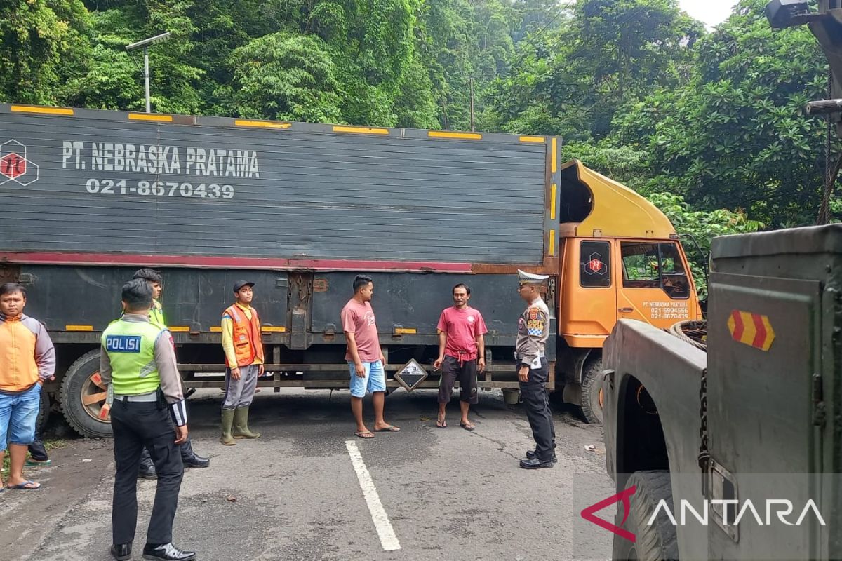 Ngeri! Truk trailer nyaris masuk jurang ikuti petunjuk Google Maps