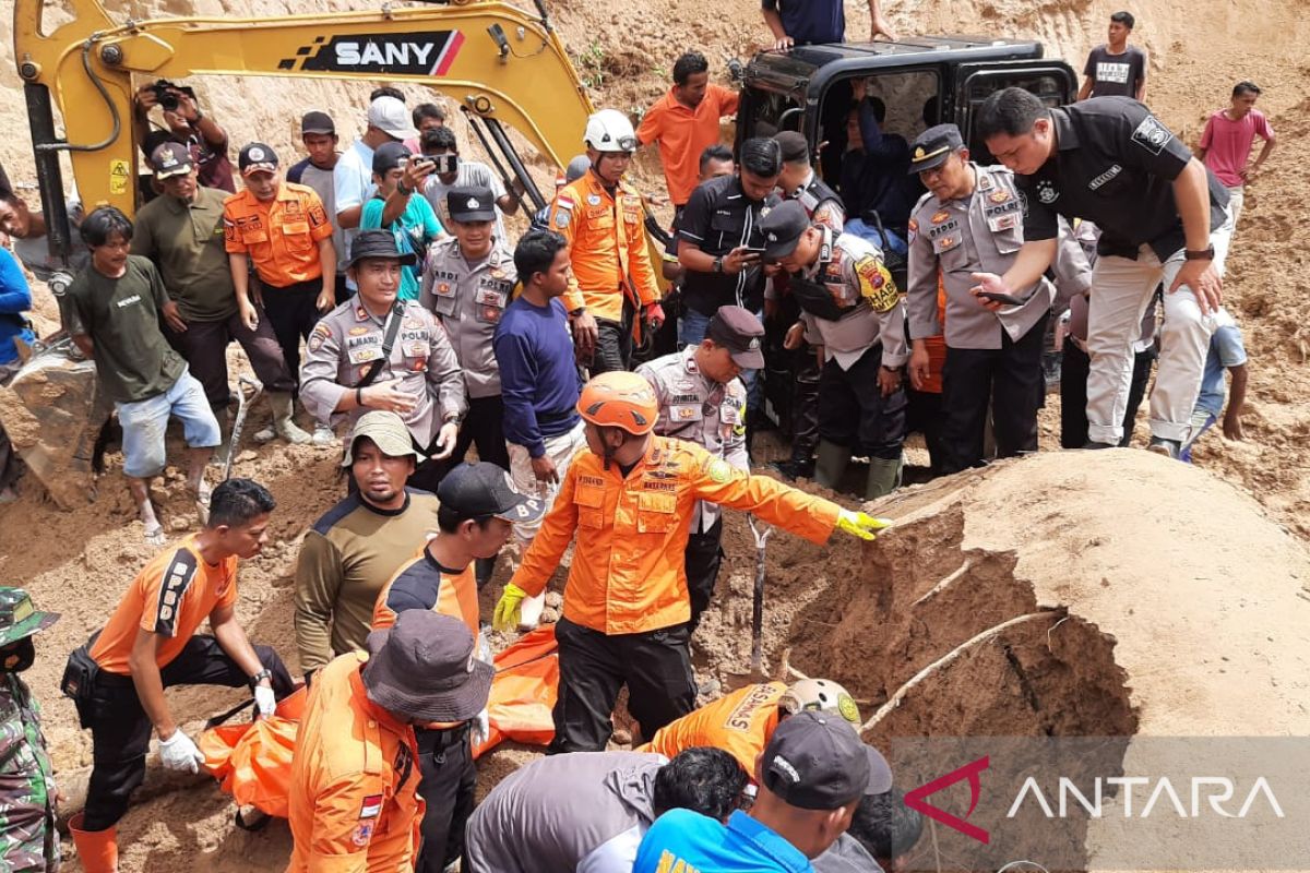 BPBD Agam ralat satu korban tertimbun longsor masih dirawat