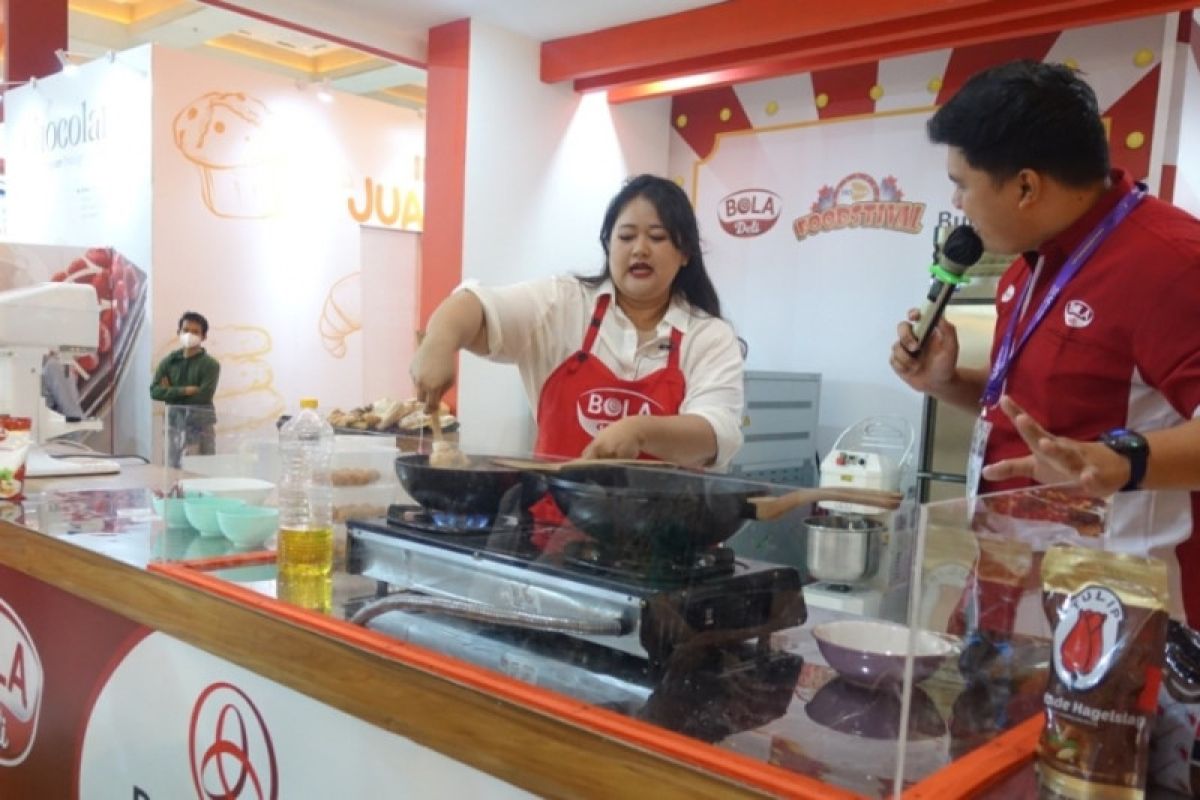 Membuat camilan tradisional ala chef profesional