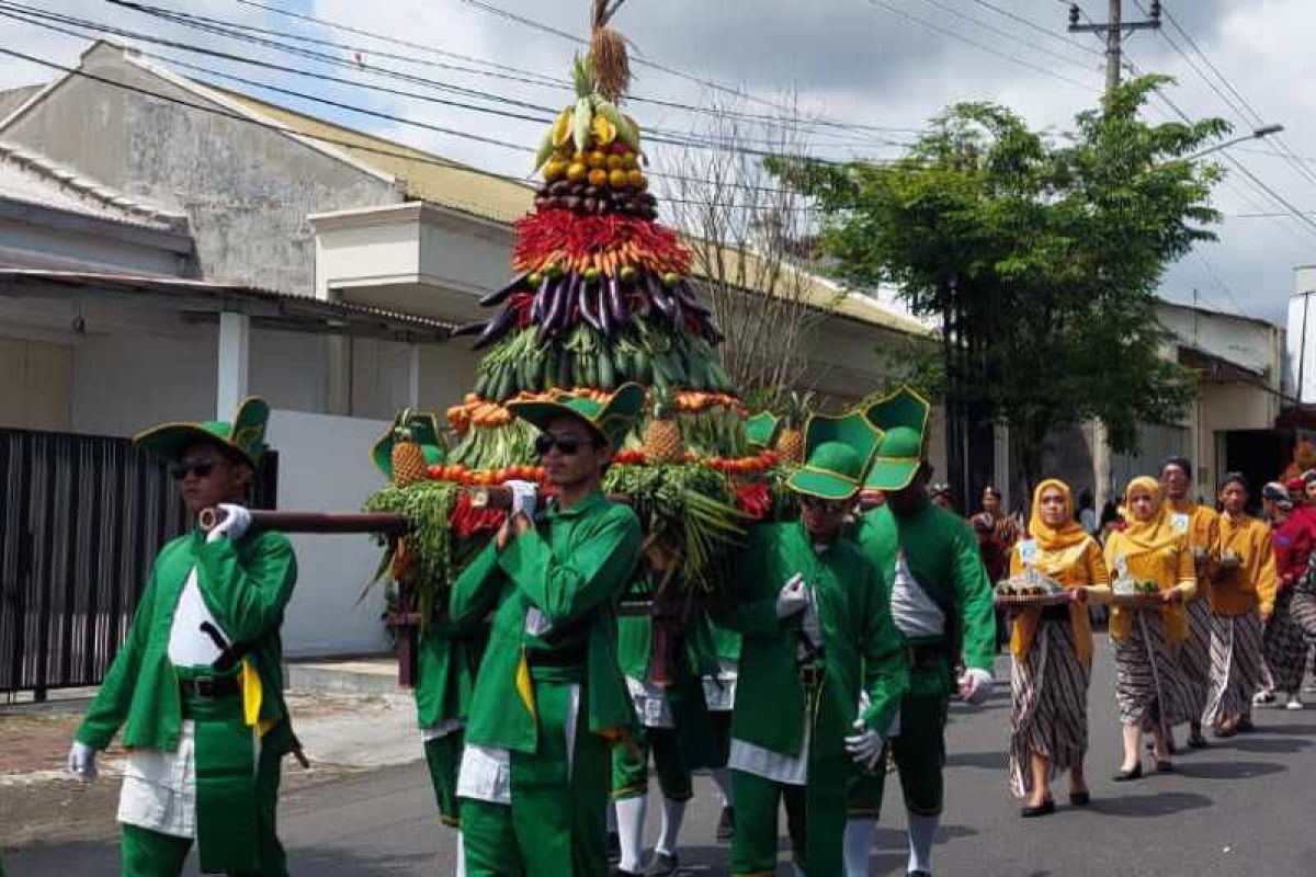 Ruwat Bumi Parakan tarik minat turis