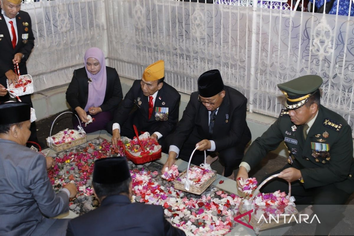 Pemprov NTB ziarah makam pahlawan nasional TGKH Zainuddin Abdul Madjid