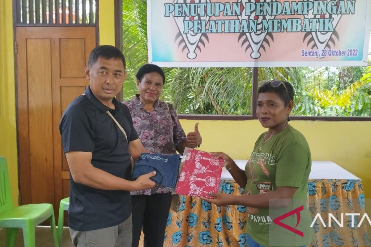 Kelompok pembatik pamerkan hasil produk pada Festival Danau Sentani