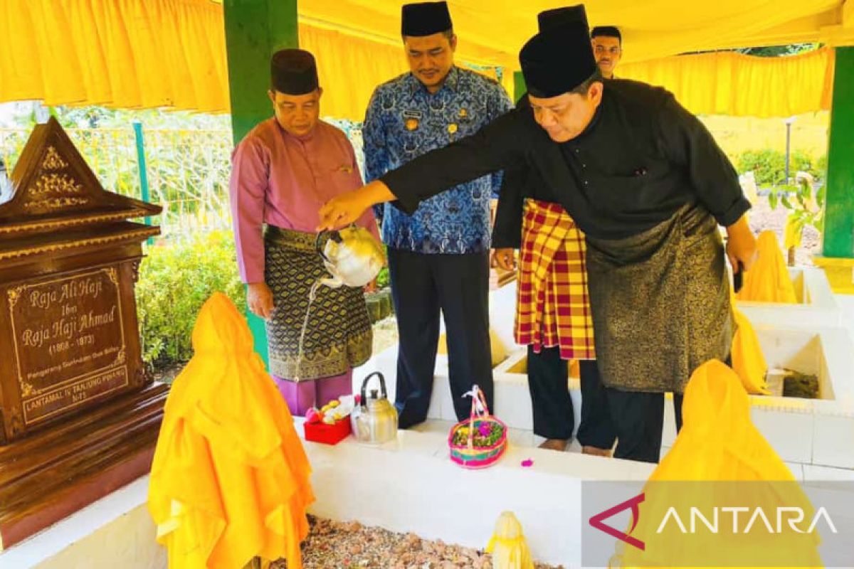 Kerabat Kerajaan Riau-Lingga ziarah ke makam pahlawan di Penyengat