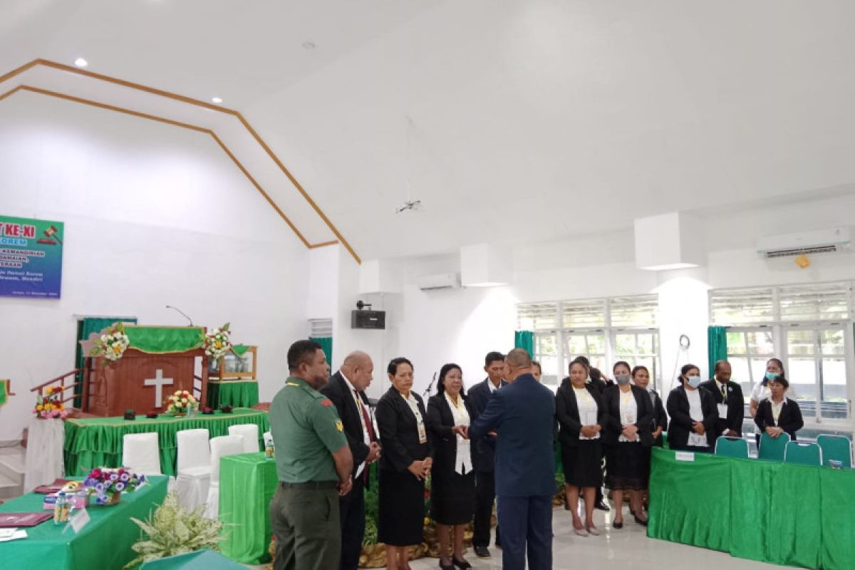 Babinsa Posramil 1708-01/BT hadiri sidang jemaat GKI Raja Damai Korem 173