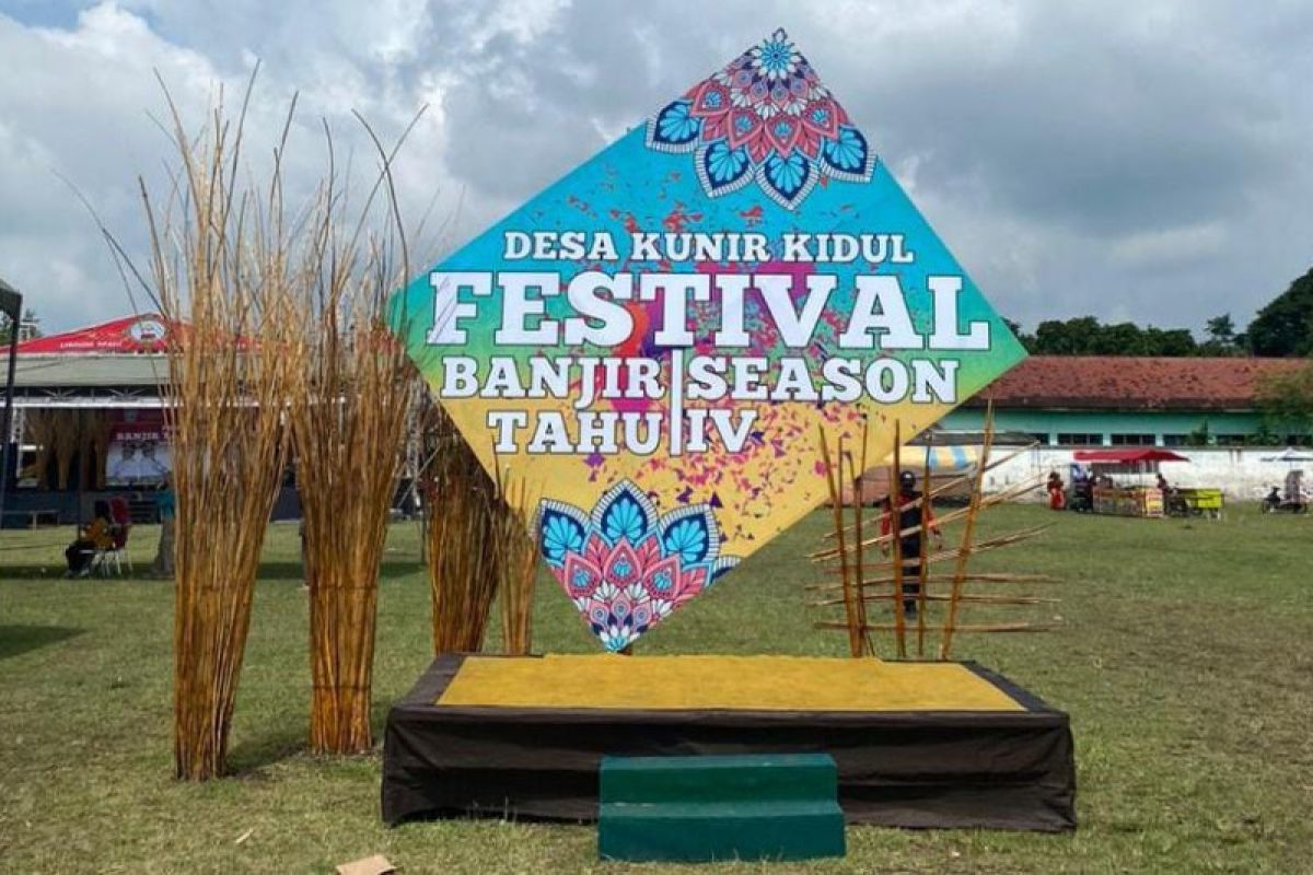 Wisatawan Serbu Festival Banjir Tahu Antara News Yogyakarta Wisatawan Serbu Festival Banjir Tahu Antara News Yogyakarta