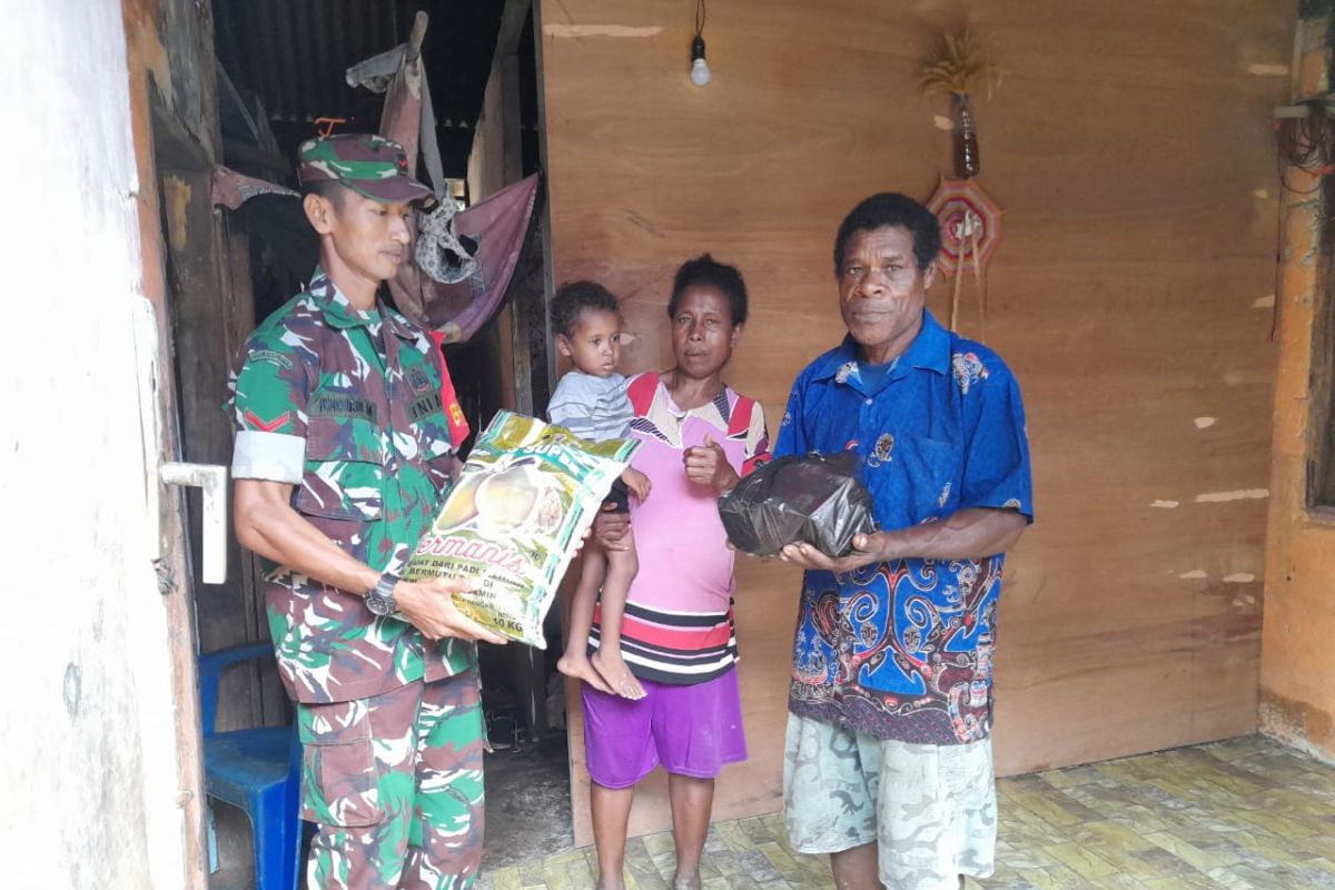 Babinsa Biak Kota beri bantuan sembako warga binaan kurang mampu