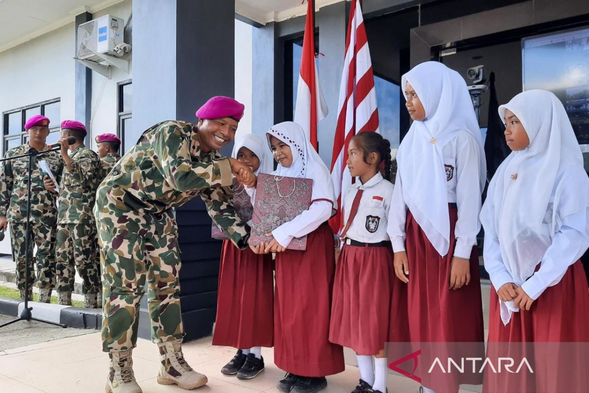 Satgas Komposit Marinir serahkan beasiswa kepada siswa SD Natuna